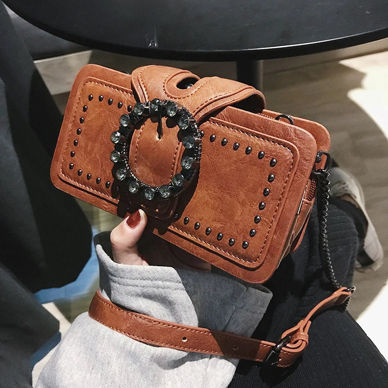 Exklusiv festväska och elegant damväska med distinkt vintage spänne, en tidlös modeaccessoar.