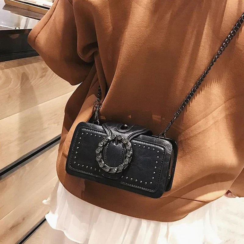 Snygg brun crossbody väska för damer med vintage inspirerat spänne, praktisk och kompakt design.