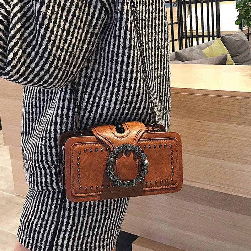 Mångsidig vardagsväska i crossbody-stil för kvinnor, med robust justerbar rem och vintage detaljer.