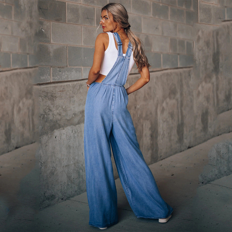 Snygg och unik dam-denimjumpsuit. Elegant stil som passar fest och avslappnade tillfällen.