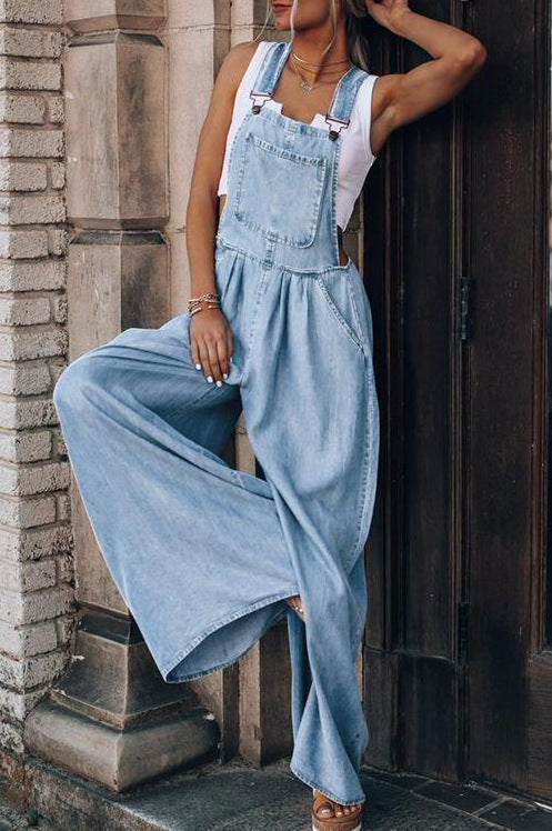 Detaljbild av elegant dam-denimbyxdress. Framhäver den unika designen och materialet.