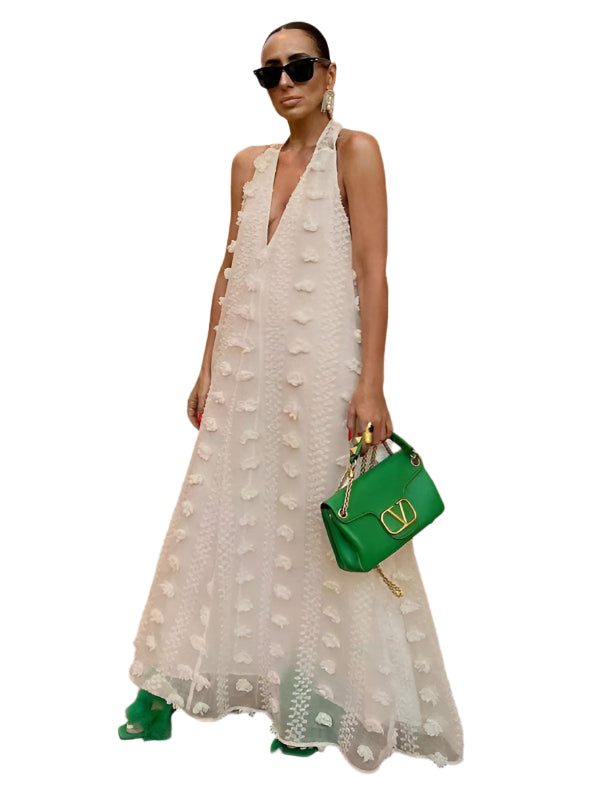 Elegant dam halterneck maxi klänning med blommigt mönster, perfekt för sommarfester och bröllop.