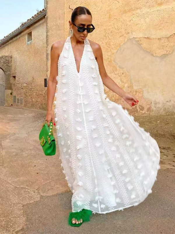 Damklänning med chic halterneck-design och elegant maxilängd. Blommig klänning för en kvinnlig feststil.