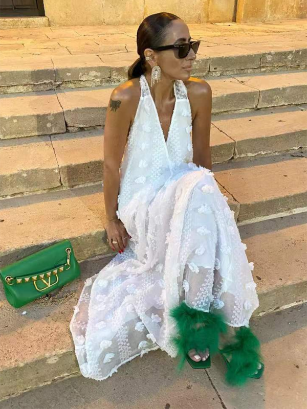 Bekväm och flödande dam maxi klänning med halterneck och vackra blommor. Perfekt för en elegant sommarlook.