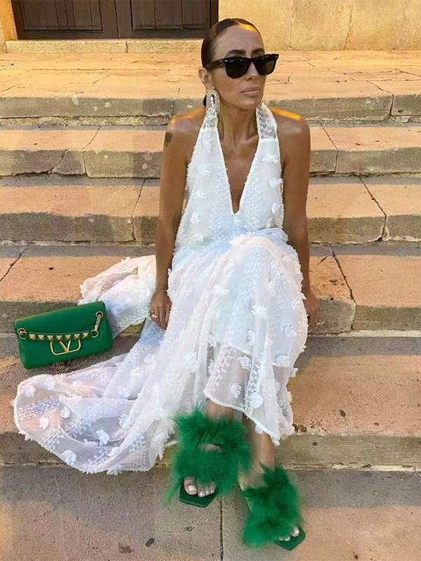 Mångsidig halterneck maxi klänning med blommor, perfekt för vardag, strand och fest. En elegant långklänning.