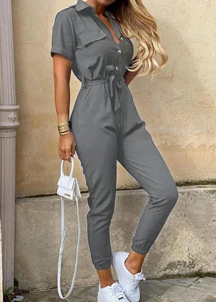 Modern byxdress för kvinnor, perfekt festkläder & kvällsoutfit.