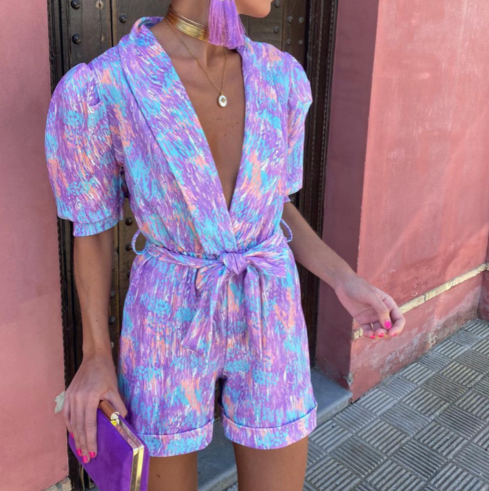 Stilren sommar jumpsuit för dam. Trendig byxdress med bekväm passform, perfekt för soliga dagar och ljusa kvällar.