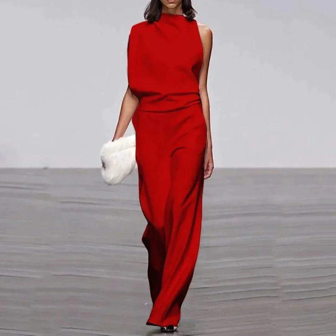 Asymmetrisk dam jumpsuit med elegant hög krage. Figursydd för en modern och sofistikerad kvällsoutfit.