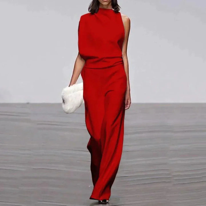 Asymmetrisk dam jumpsuit med elegant hög krage. Figursydd för en modern och sofistikerad kvällsoutfit.