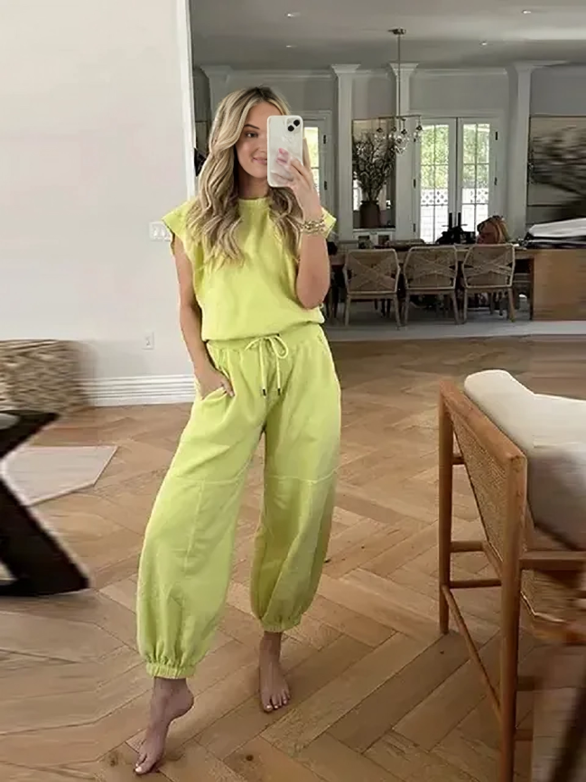 Elegant dam jumpsuit med dragsko i midjan, perfekt för en avslappnad sommarstil. Bekväm och mångsidig.