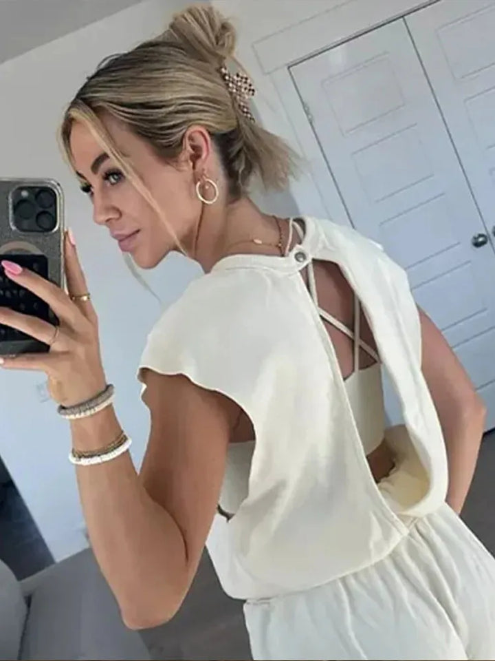 Dam jumpsuit med snygg öppen rygg och dragsko, elegant och luftig för varma sommardagar. Kvinnors mode.