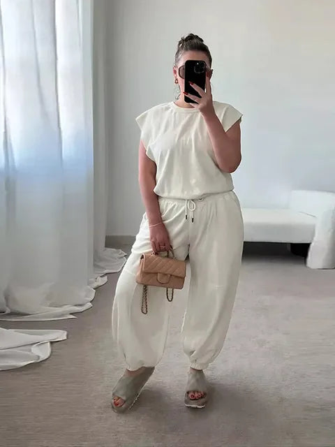 Detaljbild på dam jumpsuitens dragsko i midjan, som ger en smickrande passform och avslappnad känsla.