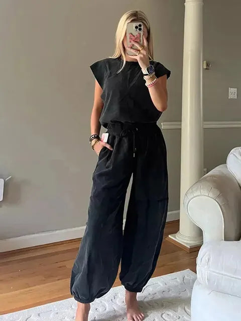 Mjuk och bekväm dam jumpsuit med dragsko i midjan och luftig öppen rygg. Optimal för varmt väder och kvinnors mode.