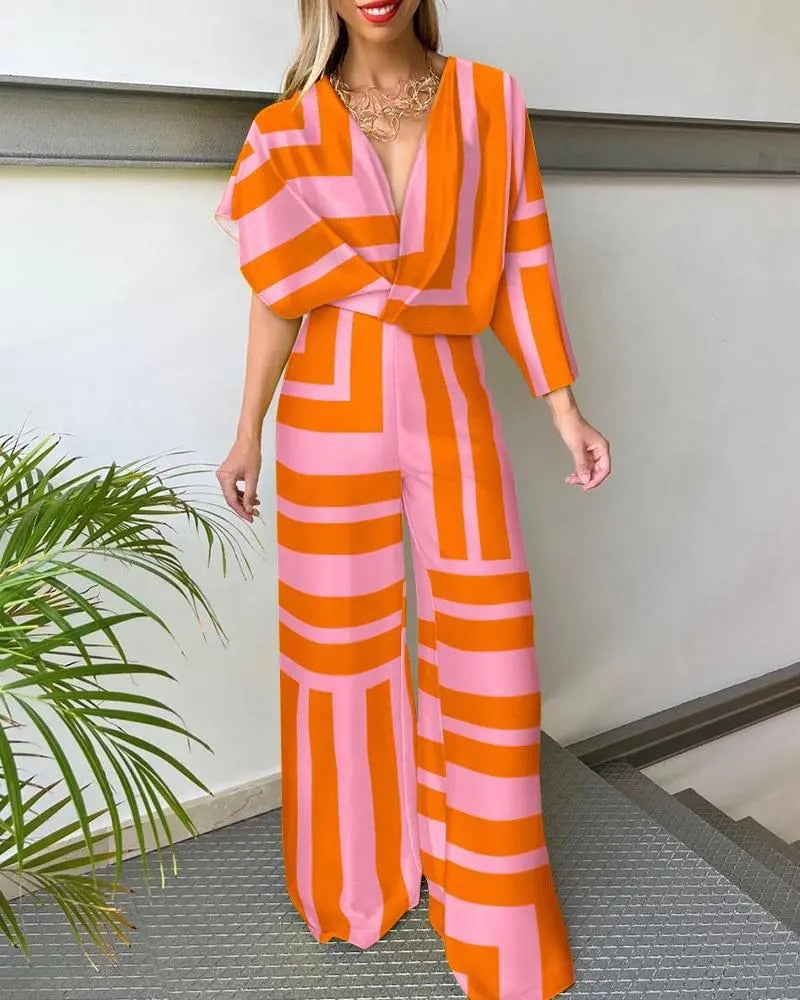 Detaljbild av dam jumpsuit som framhäver den eleganta V-halsen och den unika vingärmsdesignen.