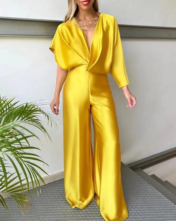 Sommar jumpsuit för dam med luftig vingärm och V-hals. Elegant och bekväm för varma dagar och kvällar.