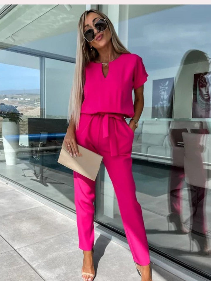 Elegant dam jumpsuit med V-hals, kort ärm & elastisk midja. Perfekt för sommar & fest.