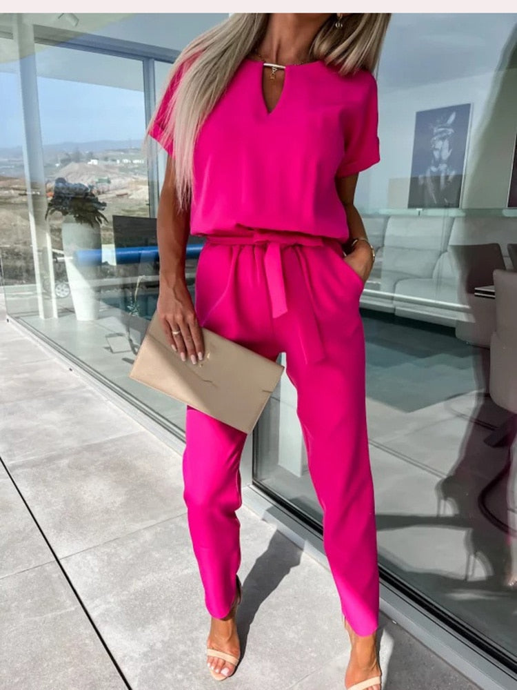 Bekväm svart dam jumpsuit med V-hals och elastisk midja. Avslappnad passform för vardag.