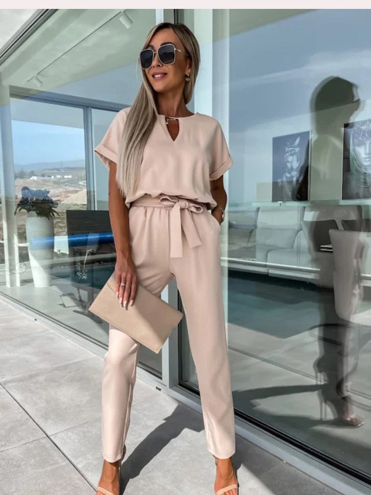 Elegant kvinnors byxdress med V-hals, kort ärm & elastisk midja. Idealisk för både fest & vardag.