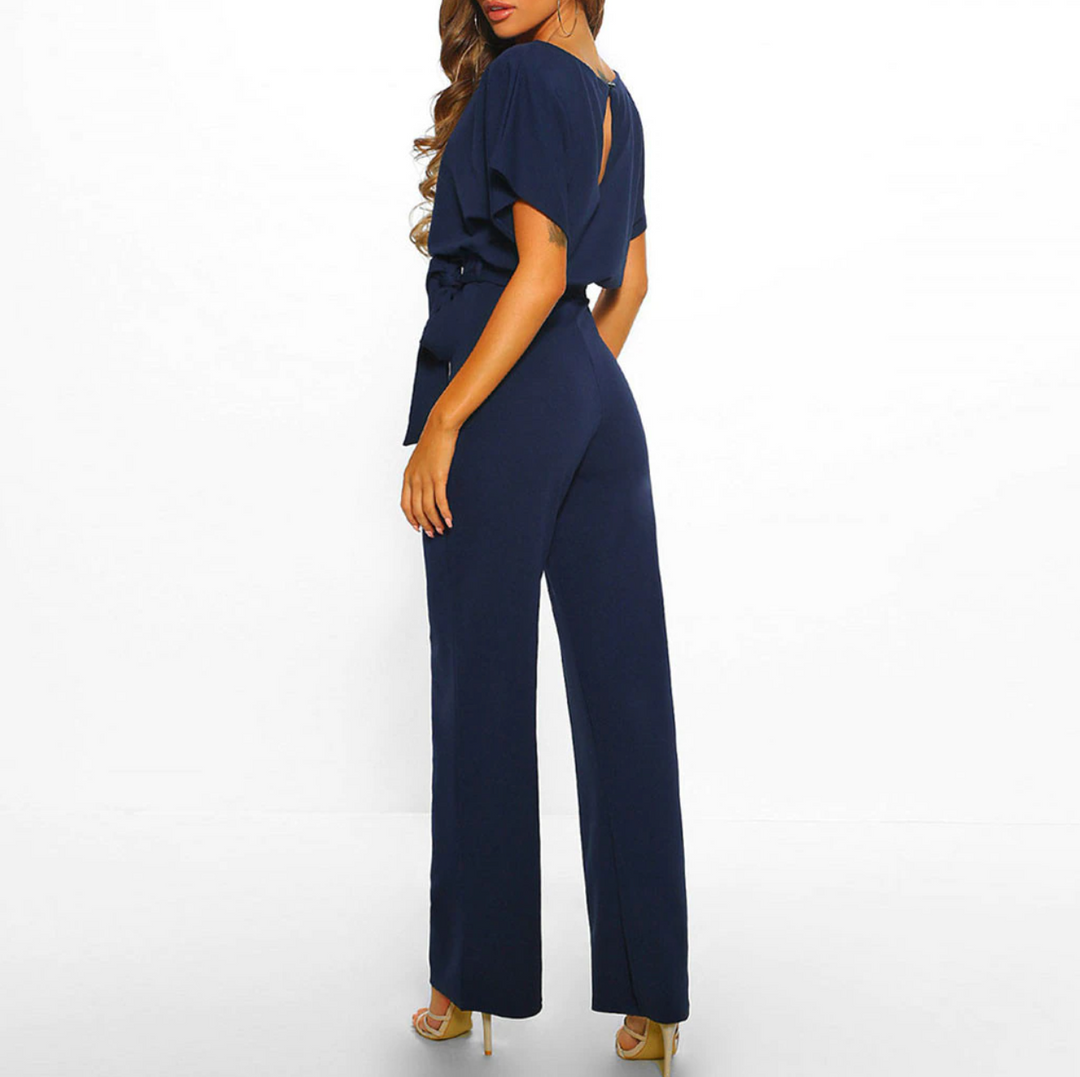 Luftig kvinnors jumpsuit för vår och sommar, med vida byxor och korta ärmar. Elegant design.