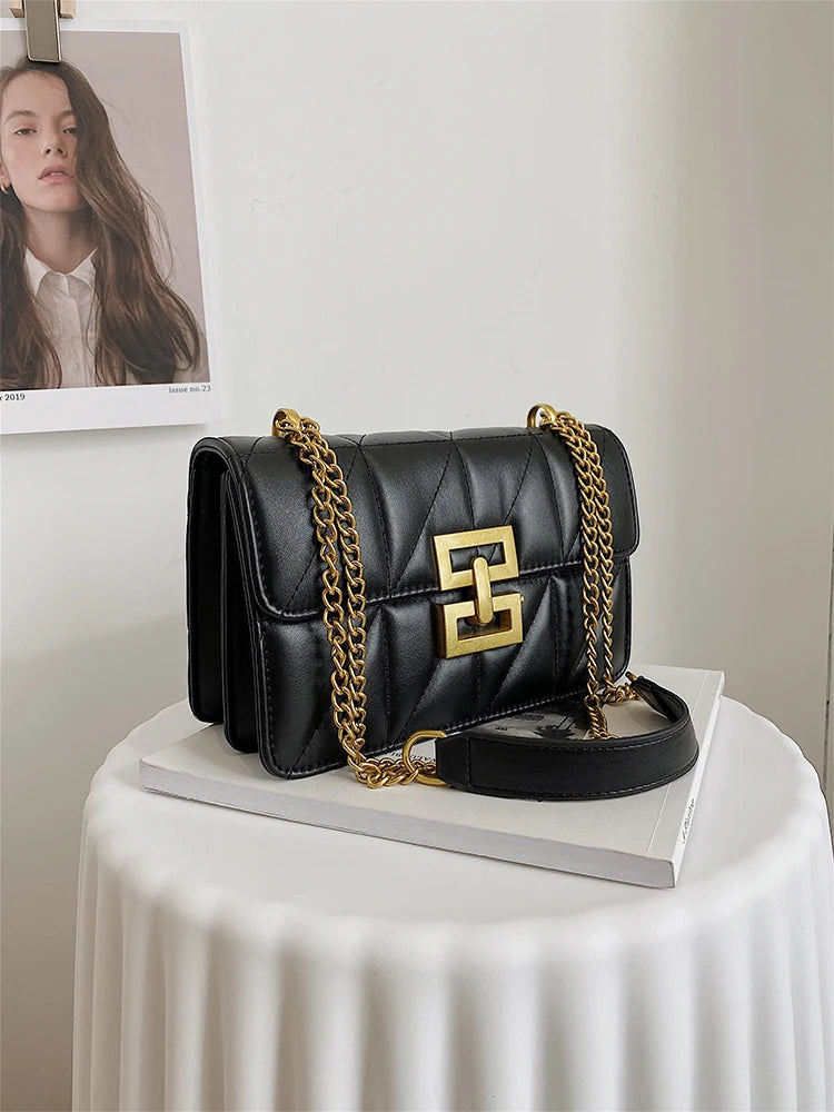 Trendig axelremsväska med kedja och diamantmönster. Mångsidig crossbody väska för vardag och fest.