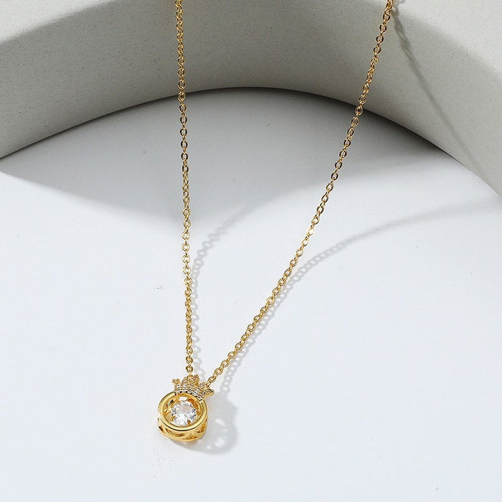 Damhalsband i roséguld med krona och rörlig zirkonia. Elegant silverhalsband som present till dotter.