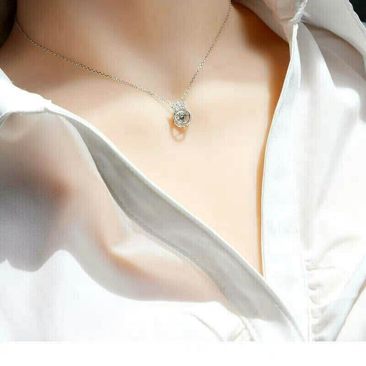 Detalj av kronhalsband för dam med elegant design och rörlig zirkoniasten. En fin present och smycke.