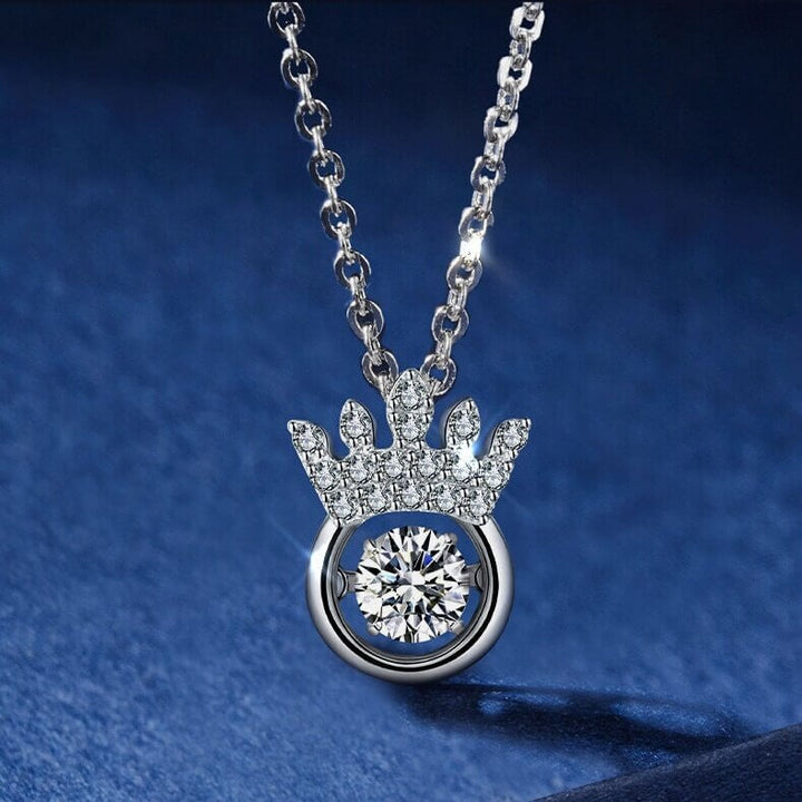 Elegant kronhalsband, perfekt present till dotter. Damhalsband med rörlig zirkoniasten som kärleksgåva.