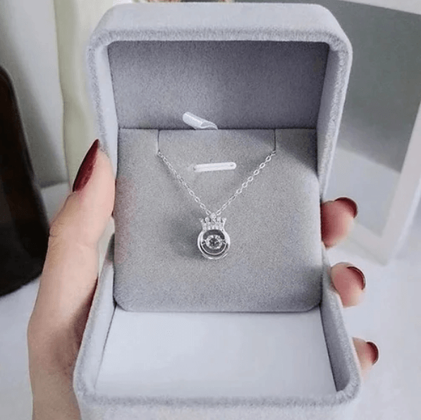 Vackert silver kronhalsband dam med rörlig zirkonia. Smycke för en kärleksfull gåva till kvinnan.