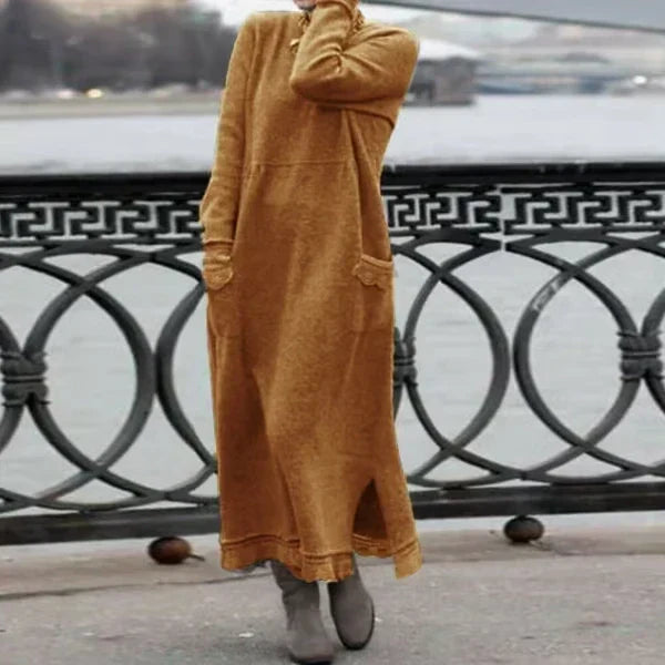 Kvinnlig vinter maxiklänning, visas i fullängd. Elegant och bekväm långklänning för mode.