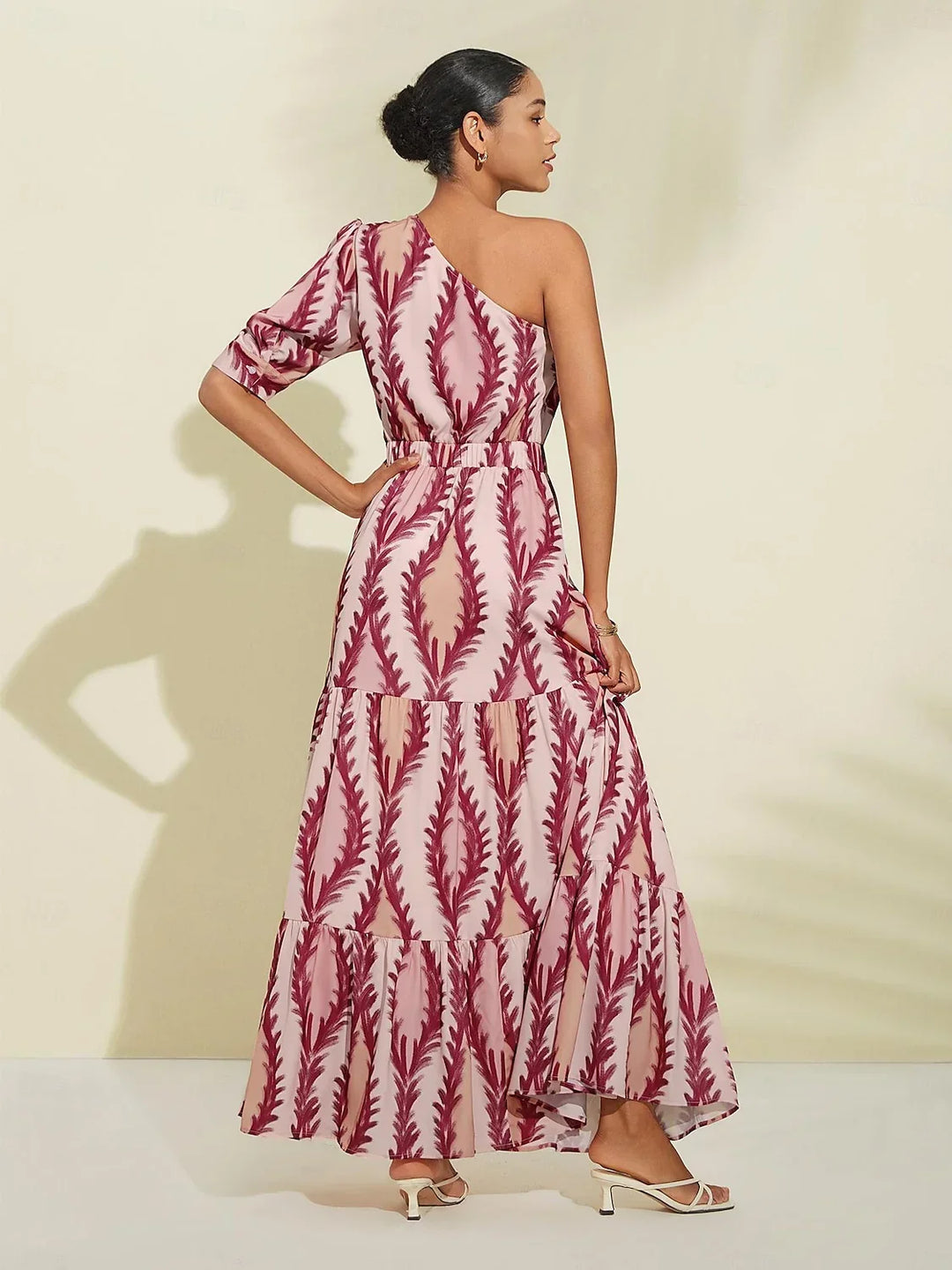 Chic festklänning för damer, enaxlad design. Perfekt för eleganta tillfällen och sommarfester.
