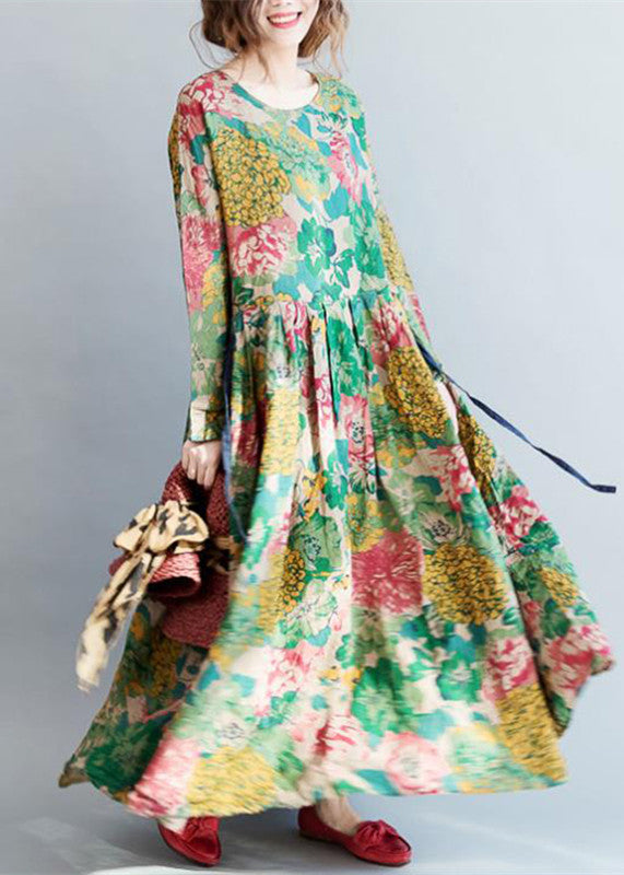 Trendig grön maxiklänning med rött blommönster. Lång damklänning med elegant snitt, idealisk för sommar & fest.