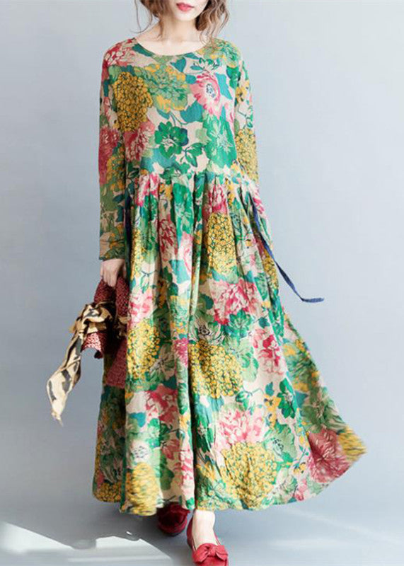 Avslappnad lång maxiklänning för dam med vackert blommönster. Perfekt för sommarfester eller en elegant vardagslook.