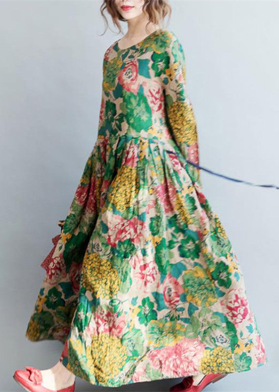 Stilfull dam maxiklänning med elegant blommönster. Den långa sommarklänningen ger en trendig & bekväm känsla.