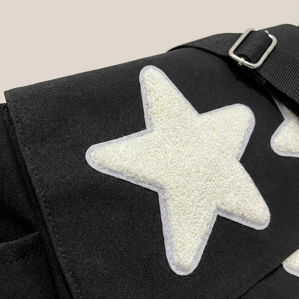 Stilren damväska "Stellaro" med unikt stjärntryck. Mångsidig crossbodyväska perfekt som vardagsväska, trendig design.