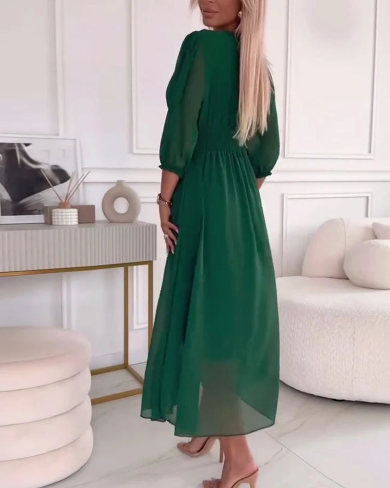 Lättburen elegant midiklänning i chiffon med V-hals. A-linjeformad design och armbågslånga ärmar för dam.