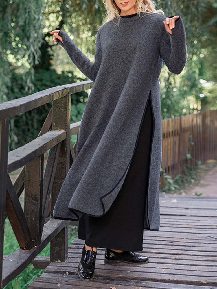 Lång, elegant dam midiklänning med attraktiv delad design. Perfekt som festklänning.