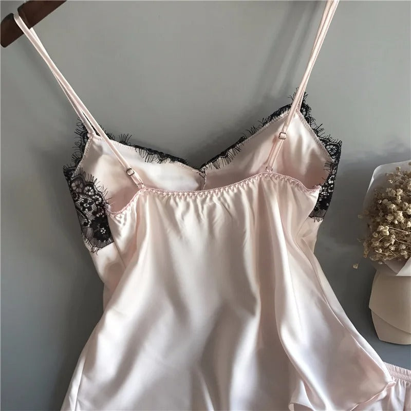 Dam pyjamasset i högkvalitativ satin, utstrålar lyx och komfort för varje kvinna.