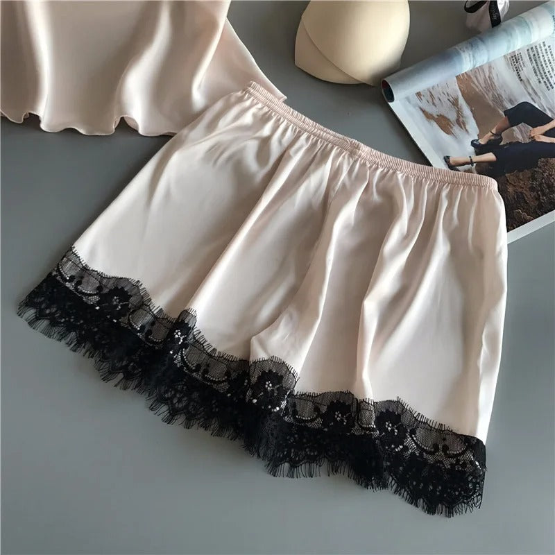 Stilrent dam pyjamasset med trendig design i satin, optimalt för både sömn och loungewear.