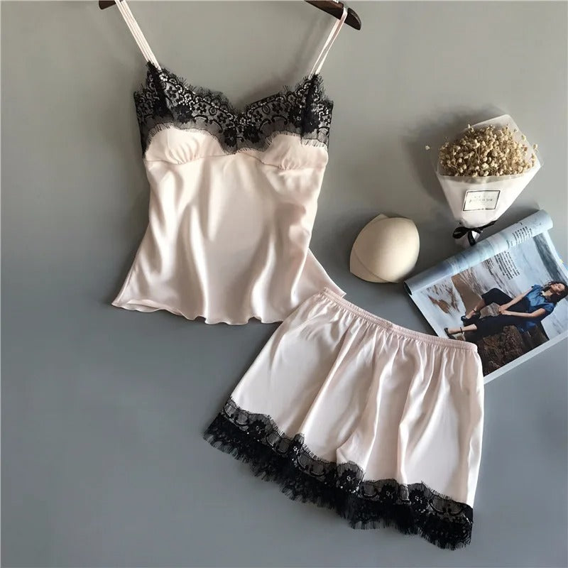Lyxigt dam pyjamasett i satin, idealiskt som loungewear eller för en god natts sömn.