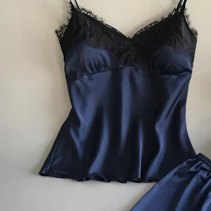 Modell bär ett elegant dam pyjamasett i satin, visar passform och bekvämlighet.