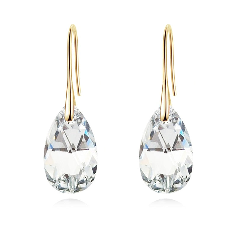 Damörhängen med droppformade kristaller i en vacker lila färg, ett glamoröst val. Droppformad accessoar.