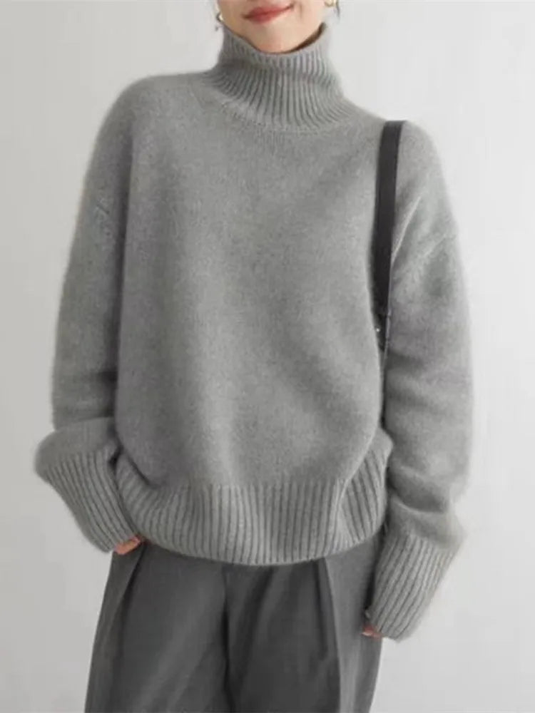 Varm och trendig damtröja med rollkrage. En mångsidig stickad pullover som passar både formella och avslappnade tillfällen.