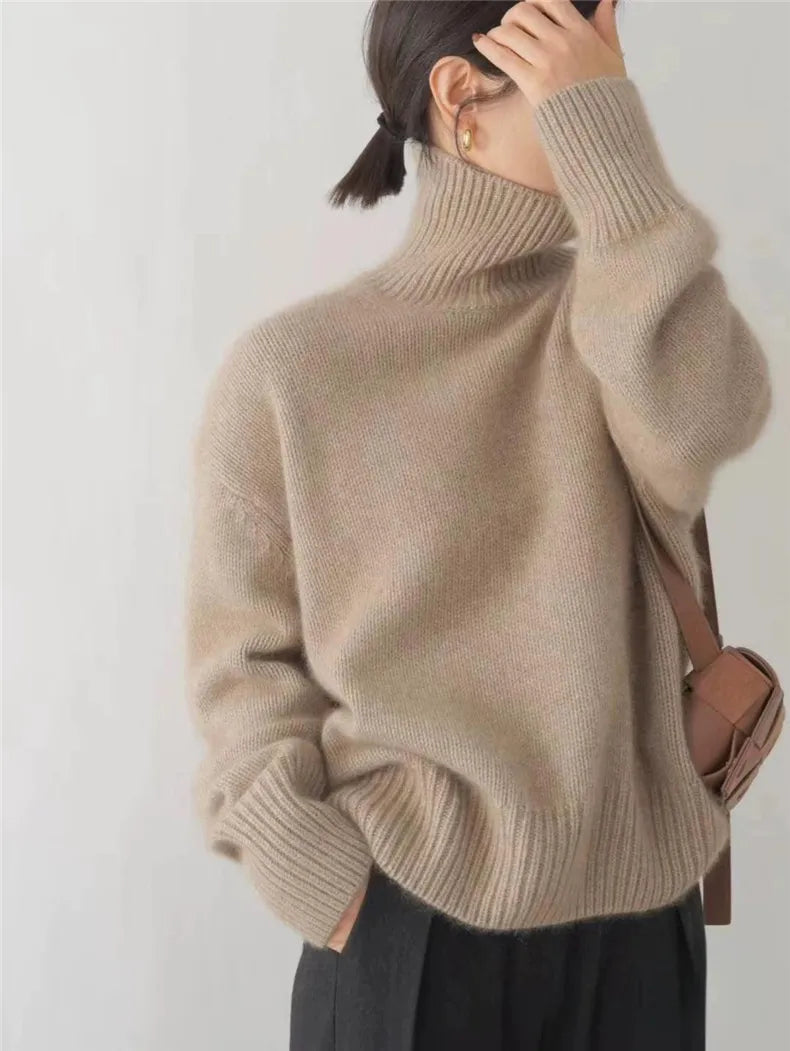 Stilren dam rollkragenpullover, idealisk för en elegant kontorsoutfit. Ger värme och mode under kallare vintermånaderna.