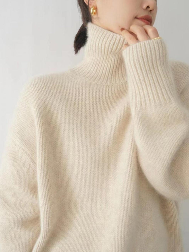 Mångsidig dam rollkragepullover i elegant design. Passar både som bekväm vardagsstil och festlig tröja.