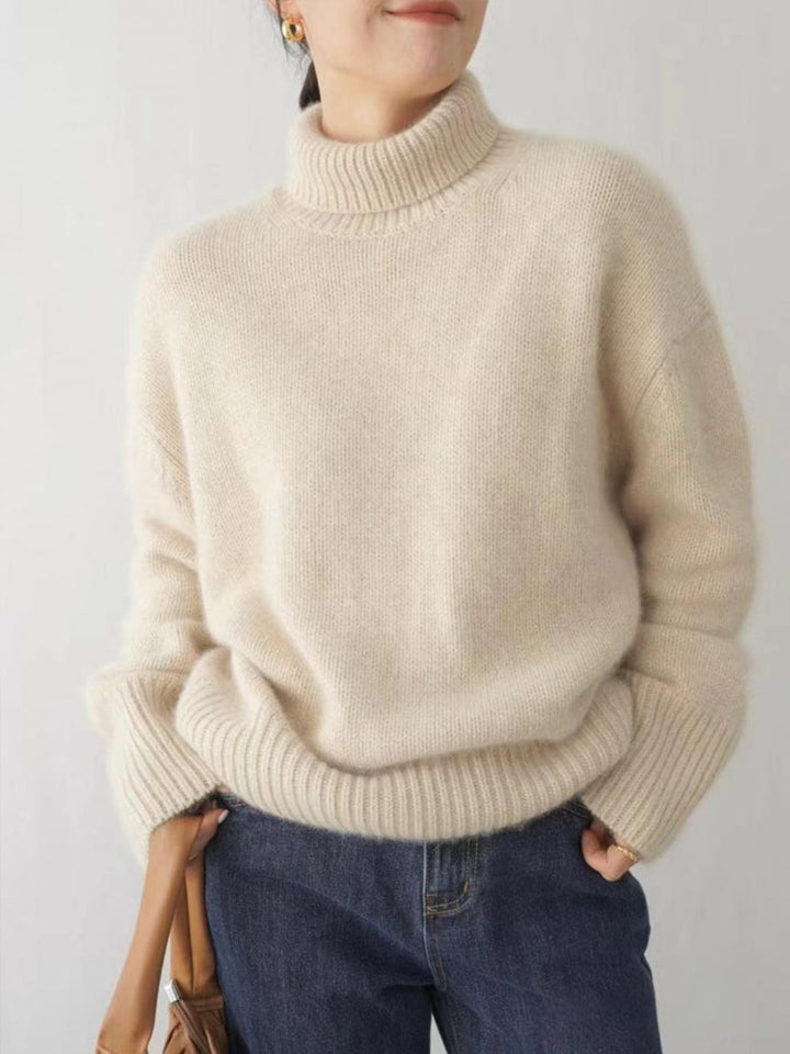 Kvinna bär elegant dam rollkragepullover, varm och bekväm vintertröja för kvinnorsmode.
