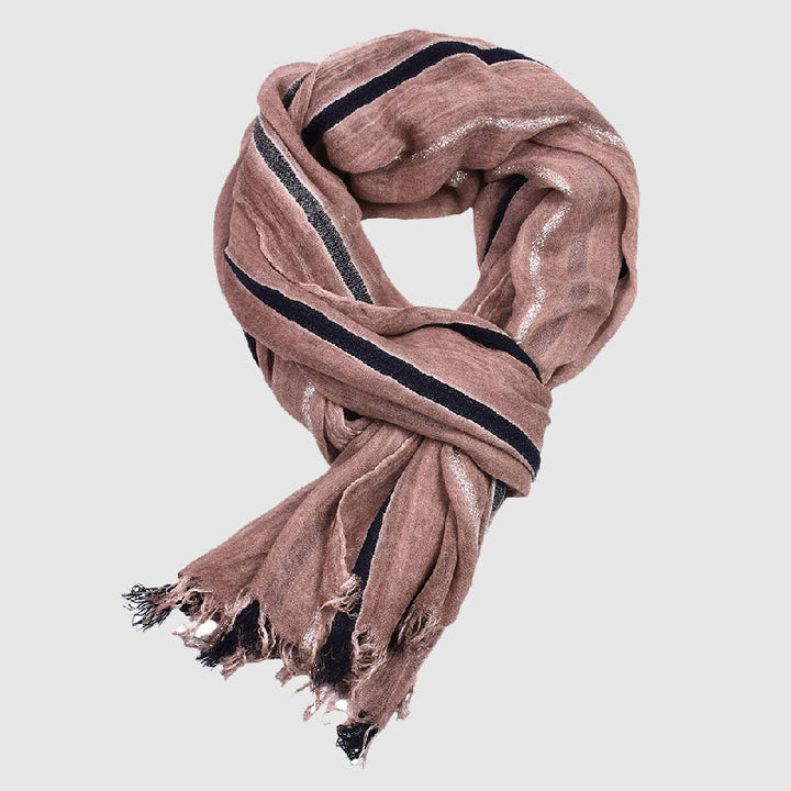 Glänsande dam sjal med randigt mönster och guldtrådar. Stilren accessoar som lyfter din vardagsstil.