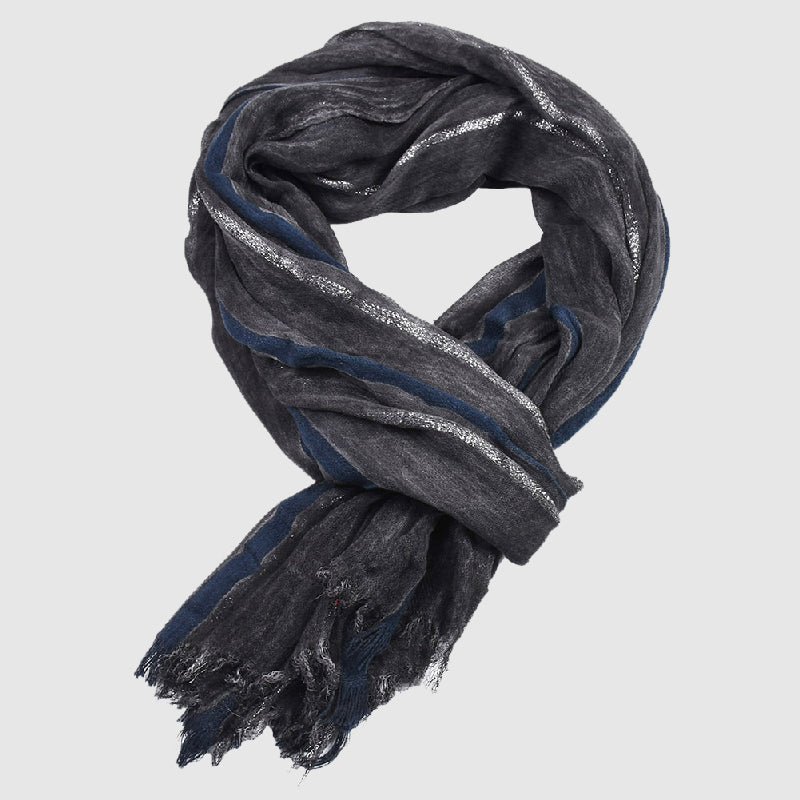 Randig damhalsduk med guldtrådar för en modern look. Elegant sjal för både höst- och vårmode.