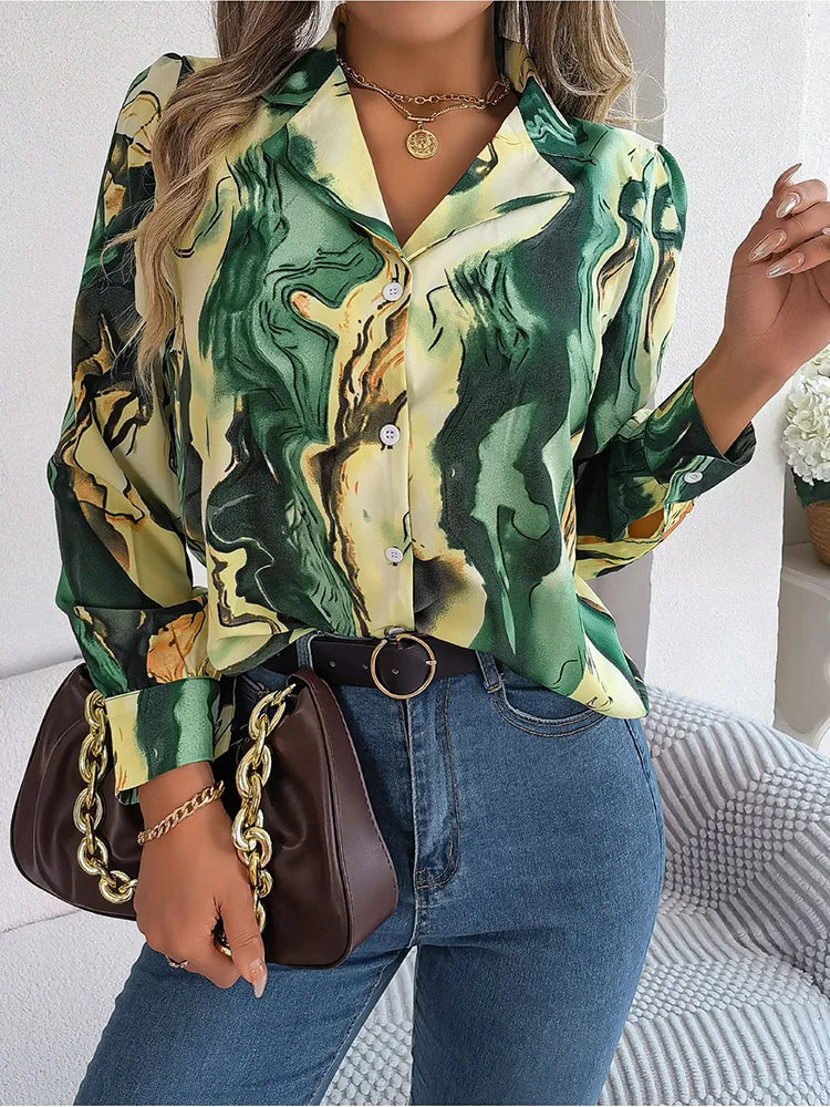 Grön marmormönstrad damskjorta, trendig och bekväm blus för en chic look.