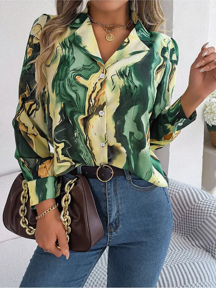 Grön marmormönstrad damskjorta, trendig och bekväm blus för en chic look.