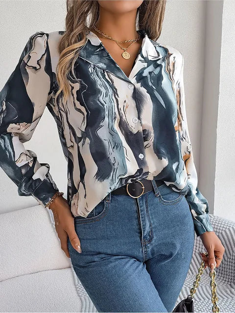 Detaljerad marmormönstrad damskjorta, elegant och modern design för en trendig outfit.